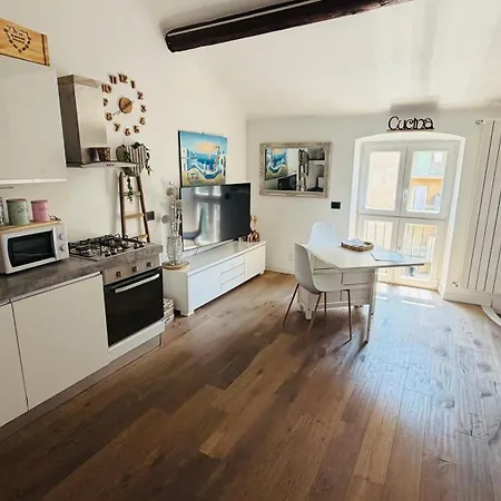 La Casa Di Edo - Sea View Near Beach, Ac & Private Parking דירה